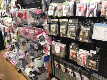 女性用ランジェリー取り扱いあります。深夜でも買える販売店です。