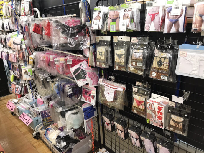 女性用ランジェリー取り扱いあります。深夜でも買える販売店です。