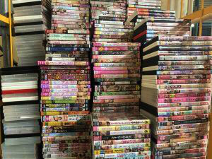 積み上げられたアダルトDVD