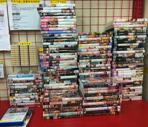 積み上げられたアダルトDVD